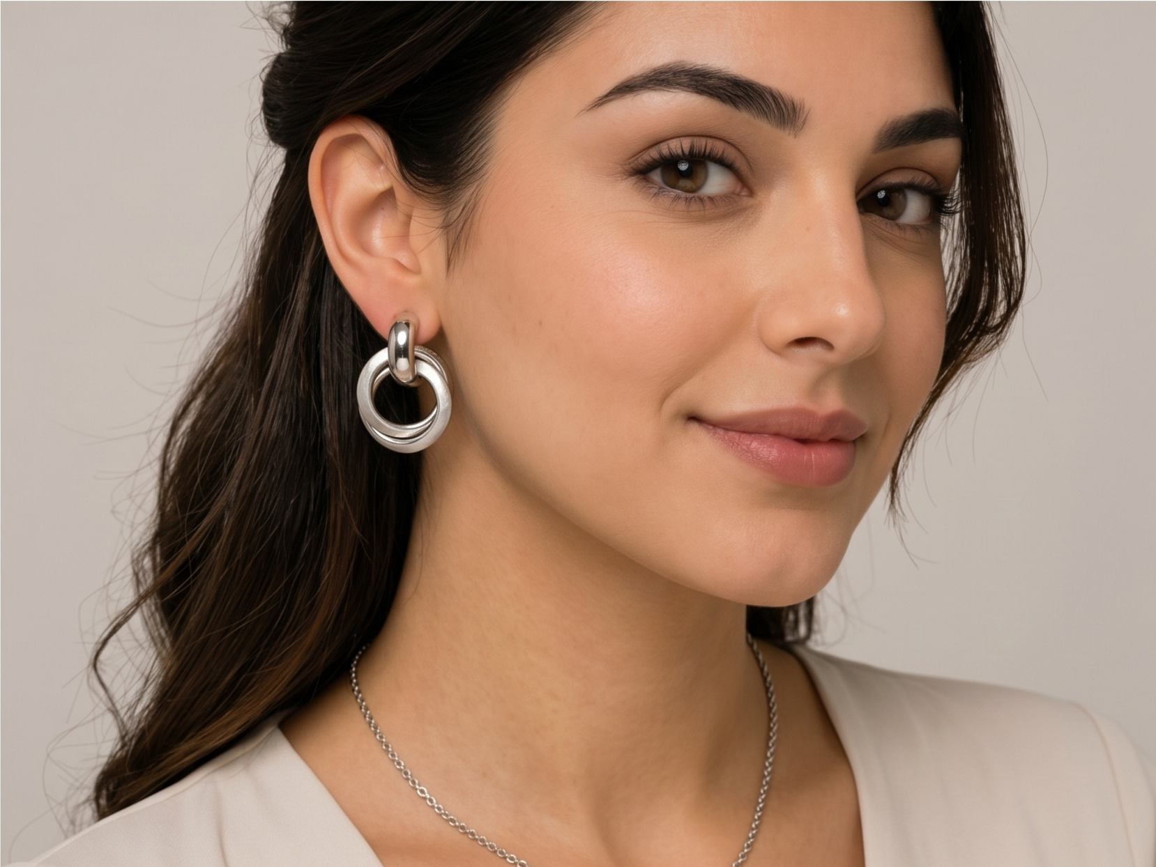 گوشواره حلقه‌ای نقره‌ای طرح دو حلقه روی گوش